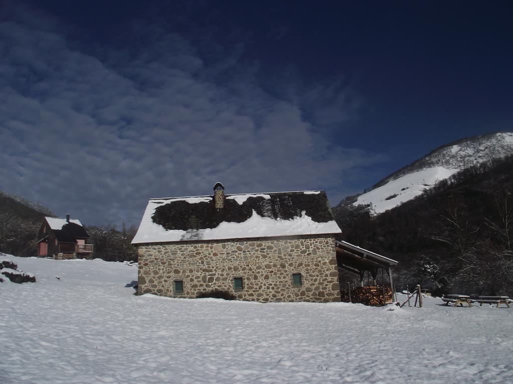 Les Chalets De La Foret D'Issaux Osse-en-Aspe Habitación foto