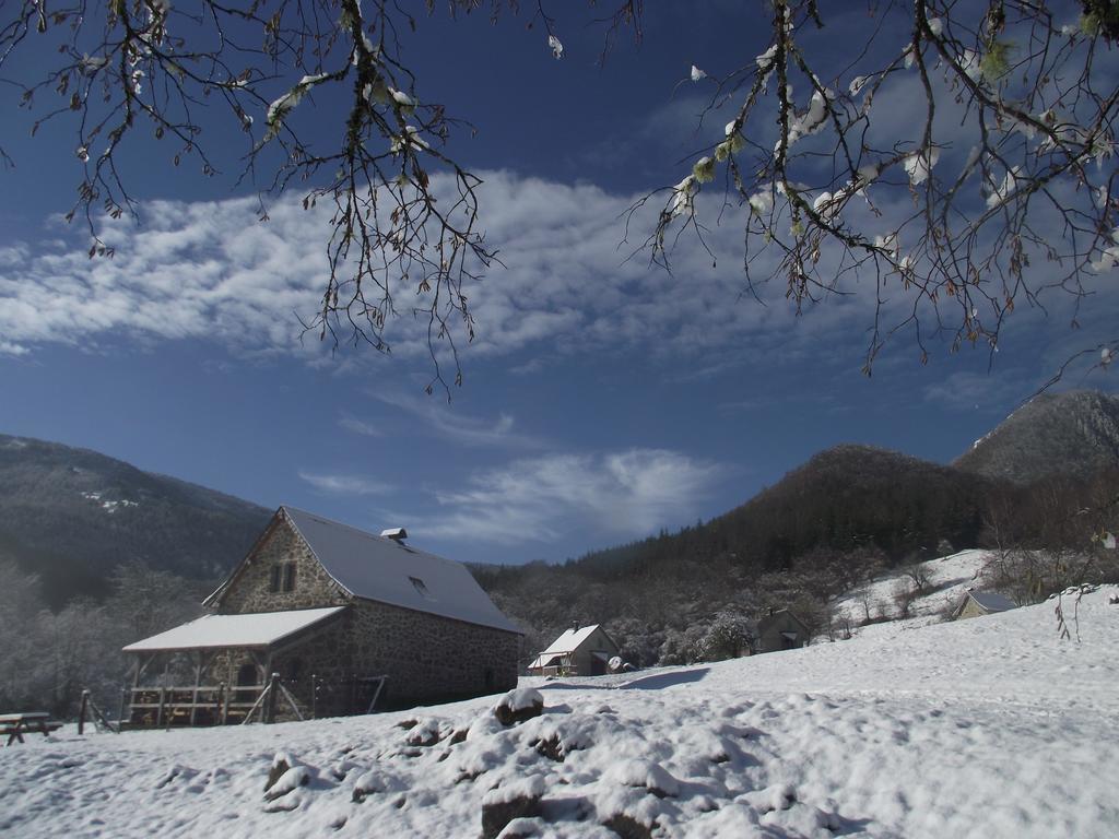 Les Chalets De La Foret D'Issaux Osse-en-Aspe Exterior foto