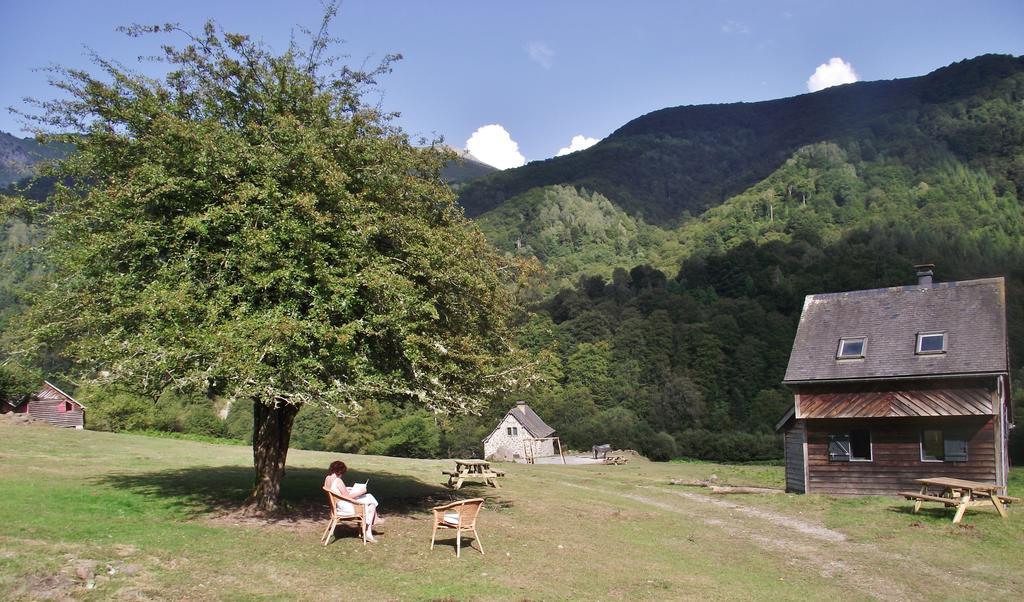 Les Chalets De La Foret D'Issaux Osse-en-Aspe Habitación foto